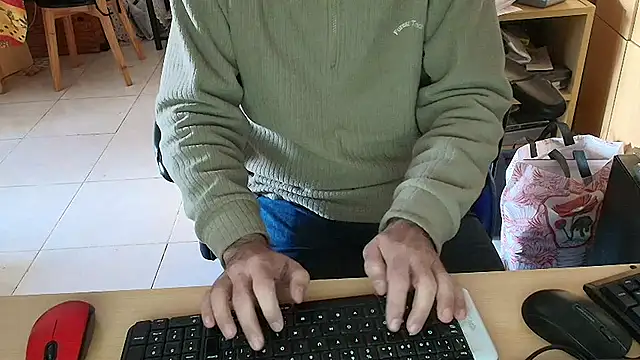 Snapshot of angelgarcia269 chatting on June 24, 12:15 pm angelgarcia269 online show from June 24, 12:15 pm