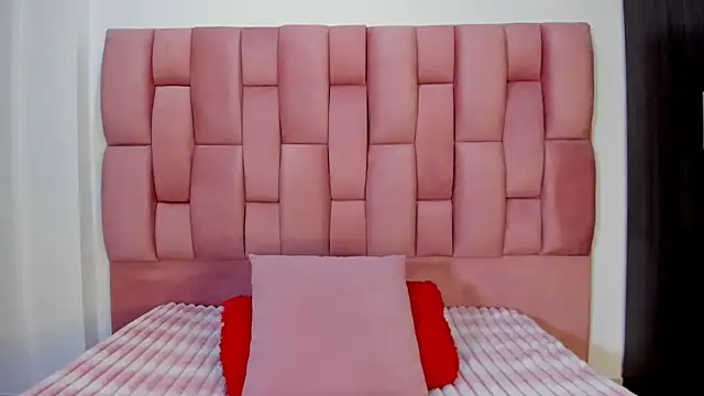 JuliKim  online show from October 3, 1:01 pm