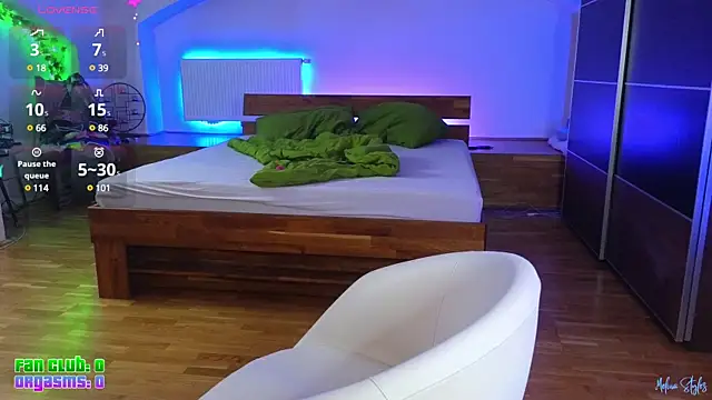 melinastyles online show from February 12, 6:30 pm