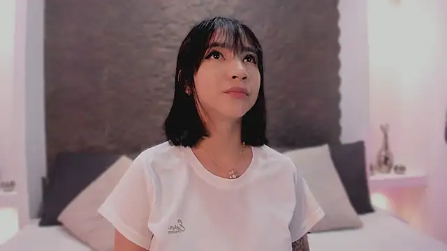 emma woods  online show from October 19, 12:30 pm