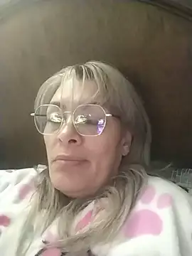 Snapshot of RebeccaThompson chatting on May 12, 5:26 am RebeccaThompson online show from May 12, 5:26 am