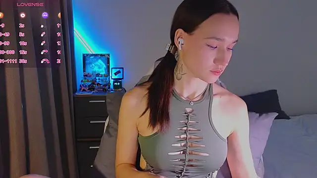 Snapshot of shey1i chatting on November 8, 1:03 pm shey1i online show from November 8, 1:03 pm