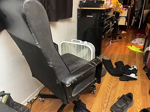 Snapshot of leanjamesdean chatting on February 26, 2:11 am leanjamesdean online show from February 26, 2:11 am