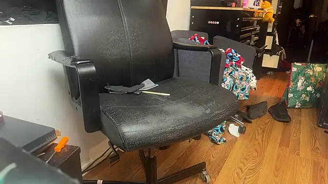 Snapshot of leanjamesdean chatting on December 23, 12:11 am leanjamesdean online show from December 23, 12:11 am