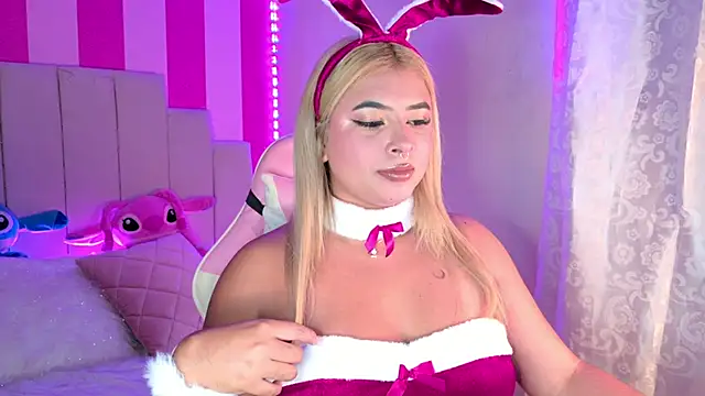 Snapshot of AliiceBrown_ chatting on December 4, 5:06 am AliiceBrown online show from December 4, 5:06 am