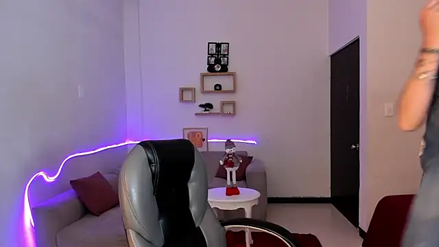 Kristen Garner online show from November 28, 8:31 pm