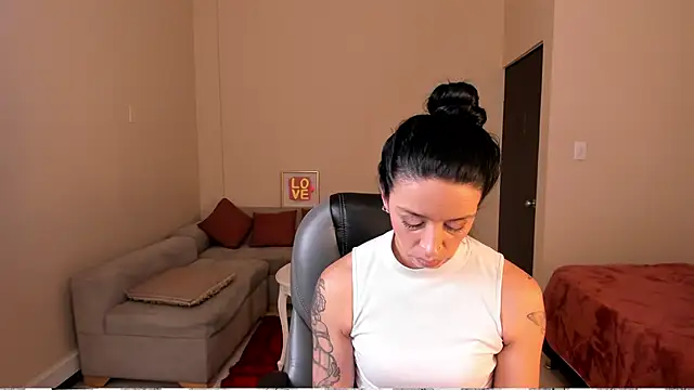 Kristen Garner online show from April 1, 8:06 pm