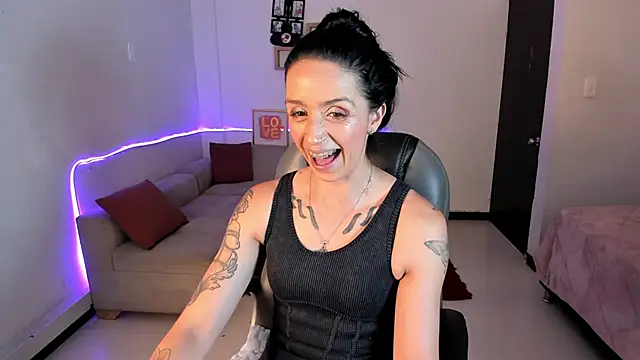 Snapshot of Kristen_Garner chatting on December 17, 7:52 pm Kristen Garner online show from December 17, 7:52 pm