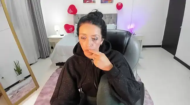 Kristen Garner online show from February 17, 11:43 pm