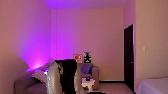 Snapshot of Kristen_Garner chatting on February 4, 8:04 pm Kristen Garner online show from February 4, 8:04 pm