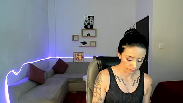 Kristen Garner online show from November 29, 8:31 pm