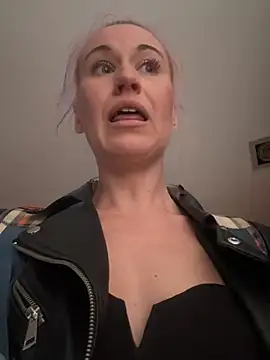 Snapshot of Dina-Light chatting on February 20, 2:35 pm Dina-Light online show from February 20, 2:35 pm