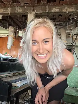 Snapshot of Dina-Light chatting on February 14, 1:29 pm Dina-Light online show from February 14, 1:29 pm