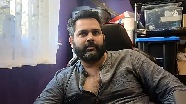 Snapshot of Sakhtlaundaz chatting on November 4, 6:01 pm Sakhtlaundaz online show from November 4, 6:01 pm