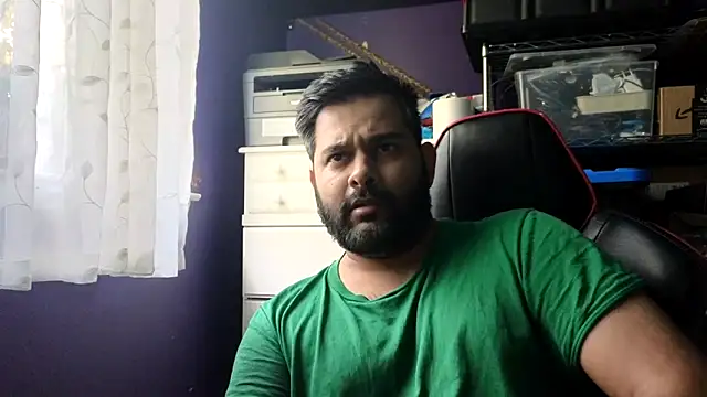 Snapshot of Sakhtlaundaz chatting on October 24, 3:00 pm Sakhtlaundaz online show from October 24, 3:00 pm