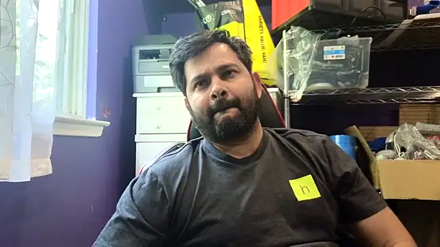 Snapshot of Sakhtlaundaz chatting on June 4, 5:17 pm Sakhtlaundaz online show from June 4, 5:17 pm
