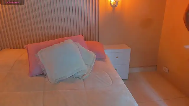 EmilyEvans7 online show from November 10, 6:46 pm