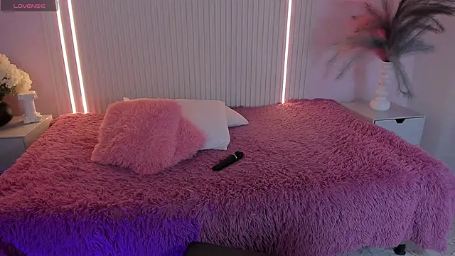 EmilyEvans7 online show from April 8, 10:50 am