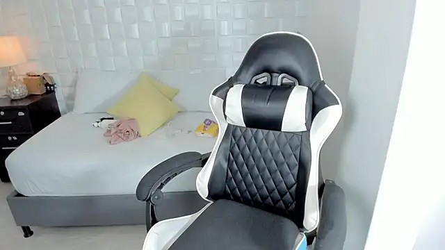 anny rouse24 online show from April 1, 2:35 am