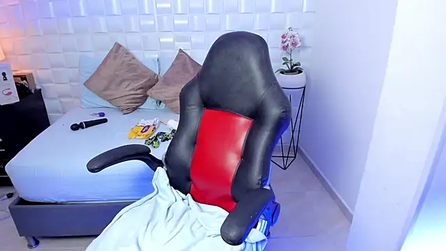 Snapshot of anny_rouse24 chatting on October 7, 2:45 am anny rouse24 online show from October 7, 2:45 am