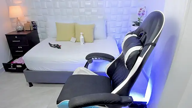 anny rouse24 online show from April 15, 2:28 am