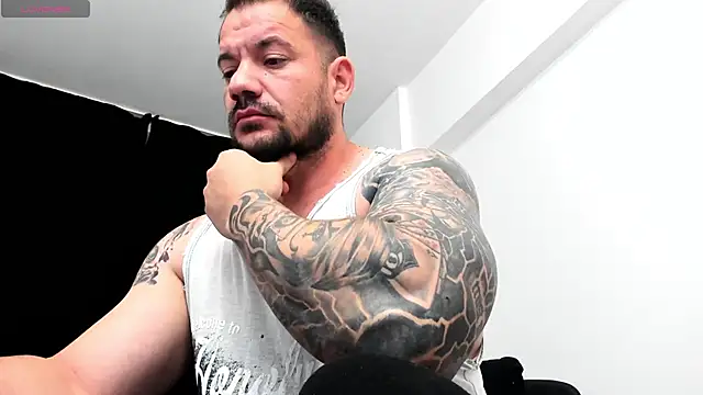 musclemonster31 online show from October 2, 4:05 am