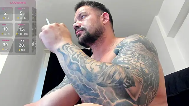 Snapshot of musclemonster31 chatting on July 1, 4:24 am musclemonster31 online show from July 1, 4:24 am