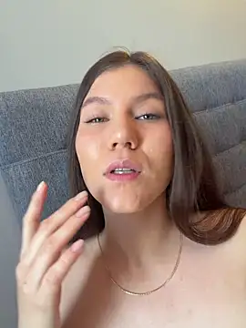 AmelieLaurent  online show from December 21, 4:19 pm