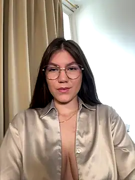 AmelieLaurent  online show from November 17, 4:00 pm