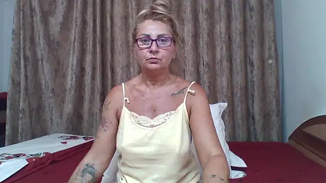 Snapshot of PussyEvely chatting on June 24, 6:28 pm PussyEvely online show from June 24, 6:28 pm