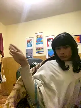 calliemaggotbone online show from November 1, 9:25 am