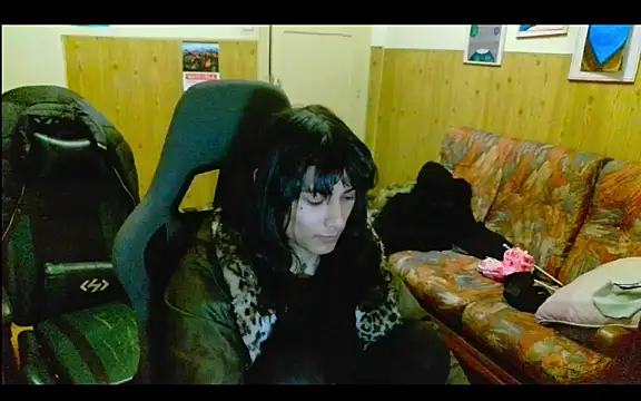 Snapshot of calliemaggotbone chatting on December 18, 12:05 am calliemaggotbone online show from December 18, 12:05 am