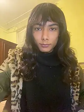 Snapshot of calliemaggotbone chatting on December 16, 12:20 pm calliemaggotbone online show from December 16, 12:20 pm