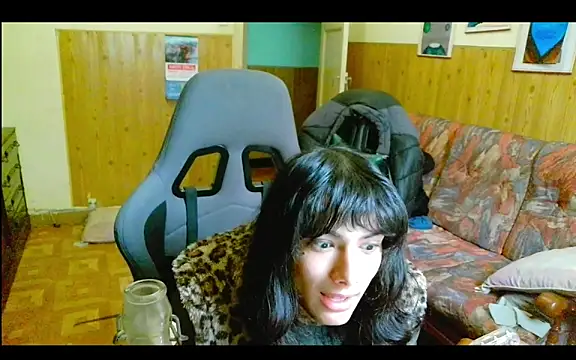 calliemaggotbone online show from December 18, 2:32 pm