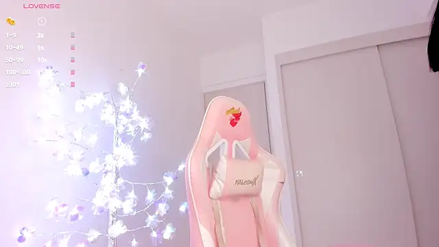 Snapshot of mia_yourmommy chatting on December 17, 12:59 am mia yourmommy online show from December 17, 12:59 am