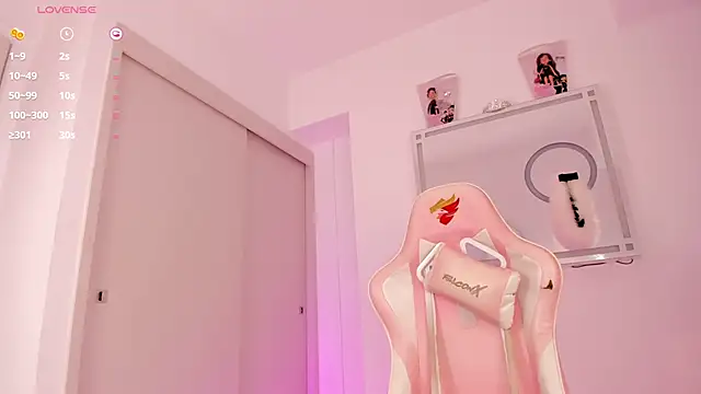 Snapshot of mia_yourmommy chatting on October 7, 11:39 pm mia yourmommy online show from October 7, 11:39 pm