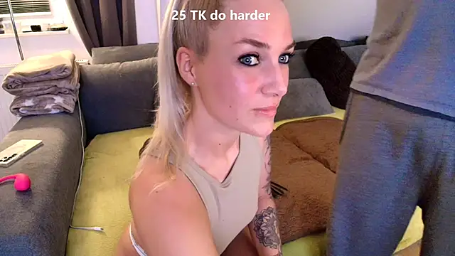 Snapshot of Sexy-Milla chatting on March 14, 7:01 pm Sexy-Milla online show from March 14, 7:01 pm