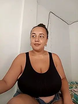 Snapshot of Miss-boobs chatting on February 18, 8:03 pm Miss-boobs online show from February 18, 8:03 pm