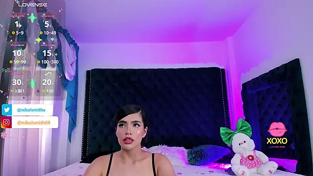 nikolsmithh online show from October 28, 6:29 pm