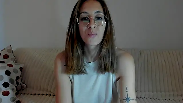 Snapshot of DesireMore90 chatting on May 28, 5:52 pm DesireMore90 online show from May 28, 5:52 pm