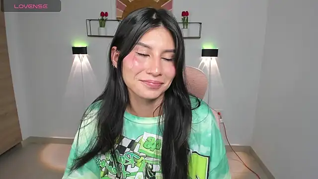 Snapshot of emily_villamil chatting on February 5, 9:32 pm emily villamil online show from February 5, 9:32 pm