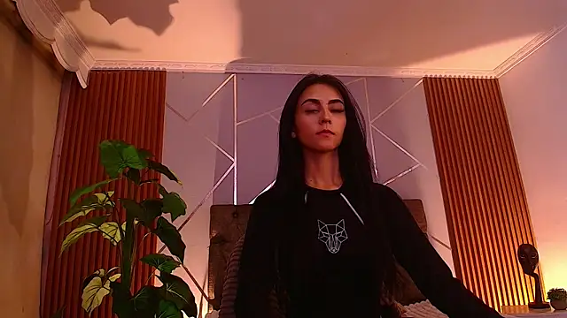 Coralinnee  online show from April 15, 6:30 am