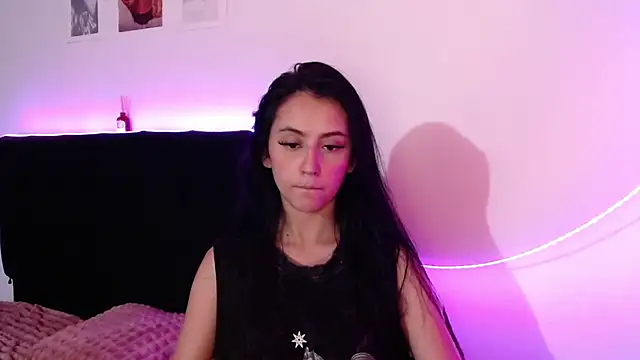 Coralinnee  online show from March 17, 3:47 am