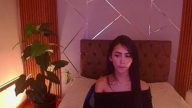 Coralinnee  online show from May 6, 5:33 am