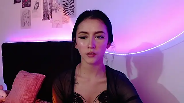 Coralinnee  online show from February 13, 5:37 am