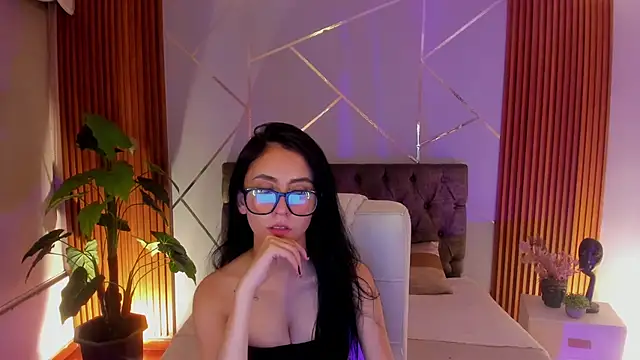 Coralinnee  online show from September 23, 3:46 am