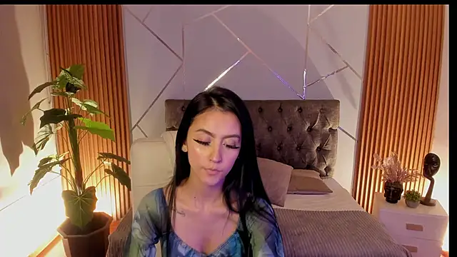 Coralinnee  online show from September 10, 3:38 am