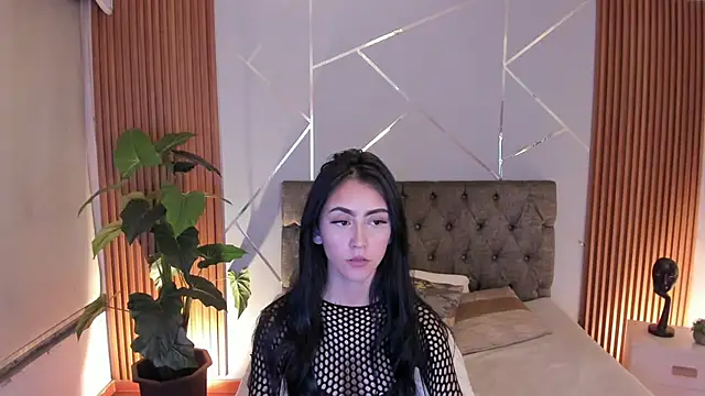 Coralinnee  online show from April 25, 3:09 am