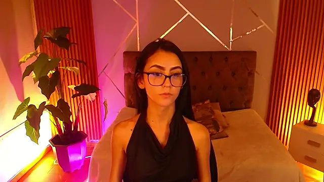 Coralinnee  online show from April 1, 5:31 am