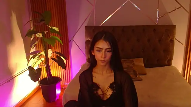 Coralinnee  online show from April 2, 5:03 am